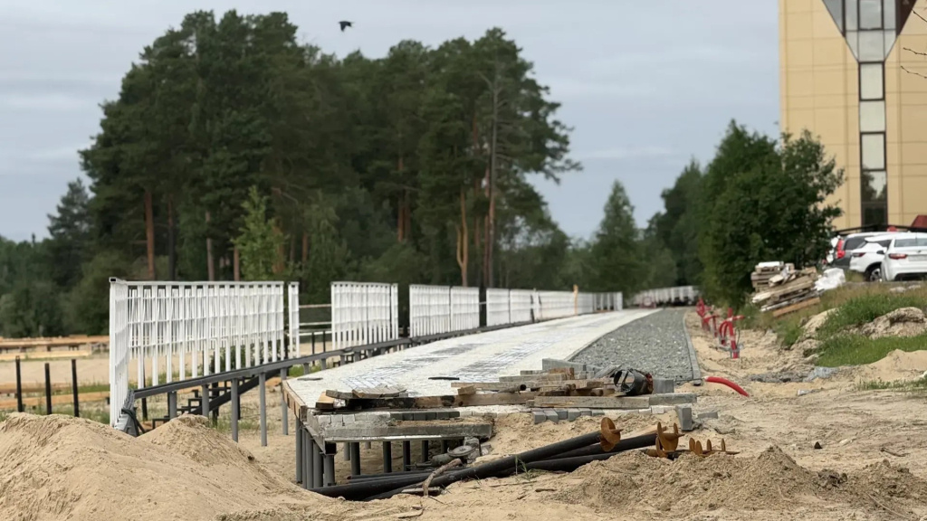    «Готовность набережной в районе речвокзала в Белоярском - 40%», - заявили в «Единой России»