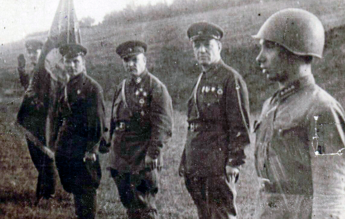 Перед боем. Лизюков в центре фотографии. Фото в свободном доступе.