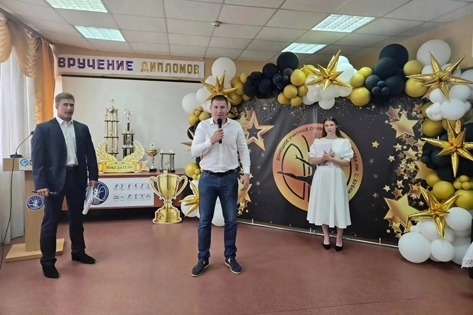    Глава Минспорта ДНР вручил дипломы выпускникам училища олимпийского резерва. Фото: МАКС/Швец