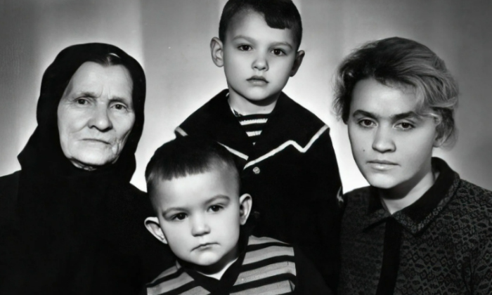 Евгений Дятлов в детстве с семьей.