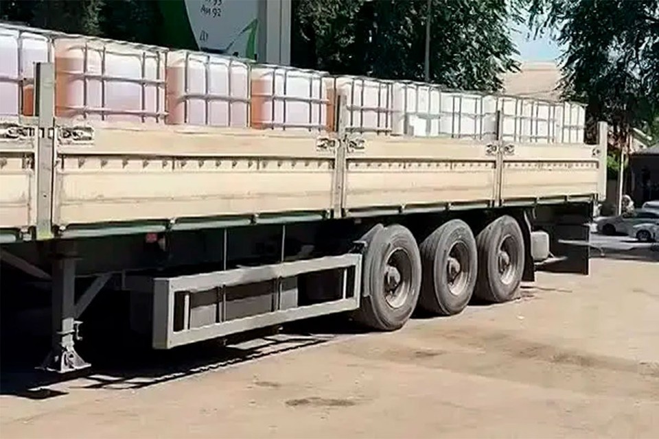    Водитель большегруза заправился на 14 тысяч литров бензина. В результате запасы горючего на станции были тут же полностью исчерпаны. Кадр видео