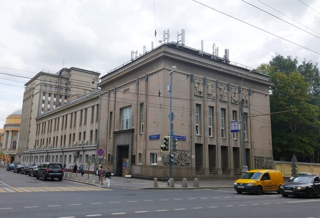 Это здание Государственного архива Российской Федерации (ГА РФ). Я там был множество раз - изучал материалы. Фото загружено из Яндекса. 