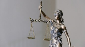 Зампреда ДУМ РФ оштрафовали на 20 тысяч из-за картин в кабинете