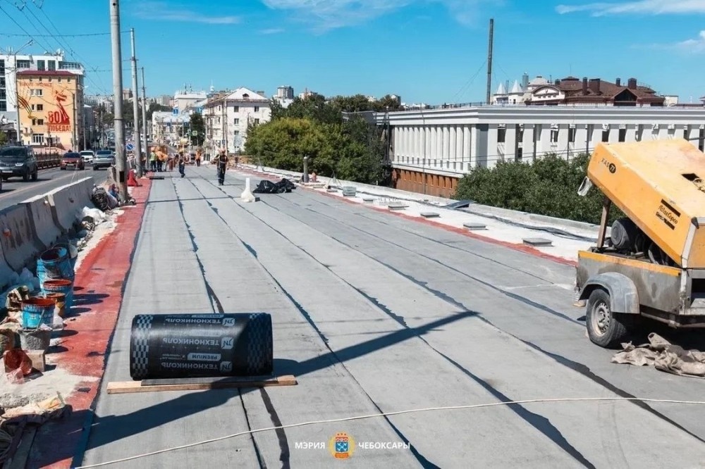    Гидроизоляцию укладывают на Калининском мосту Чебоксар