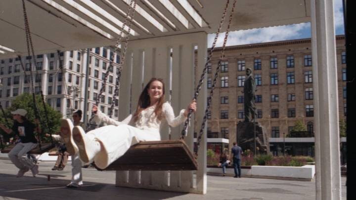 москвичка Мария Фомичева катается на качелях на Триумфальной площади / Фото: Александр Кочубей / Вечерняя Москва