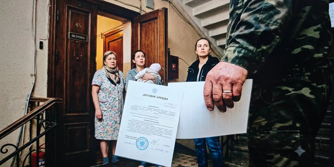 Была твоя квартира, стала наша! — заявила свекровь, заперев дверь. Ухмылка сползла, когда на пороге появились четыре сибирских бетонщика