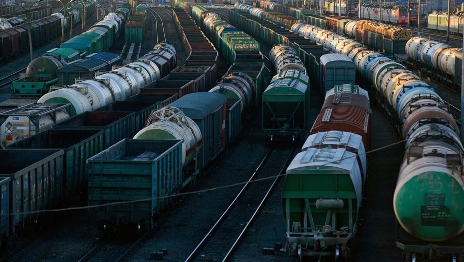    Грузовые составы на железнодорожной станции. Автор фото: Ермохин Сергей/"ДП"