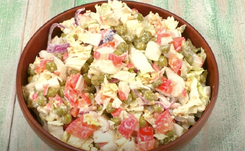 Быстрый летний салат с горошком и крабовыми палочками, который не надоедает  