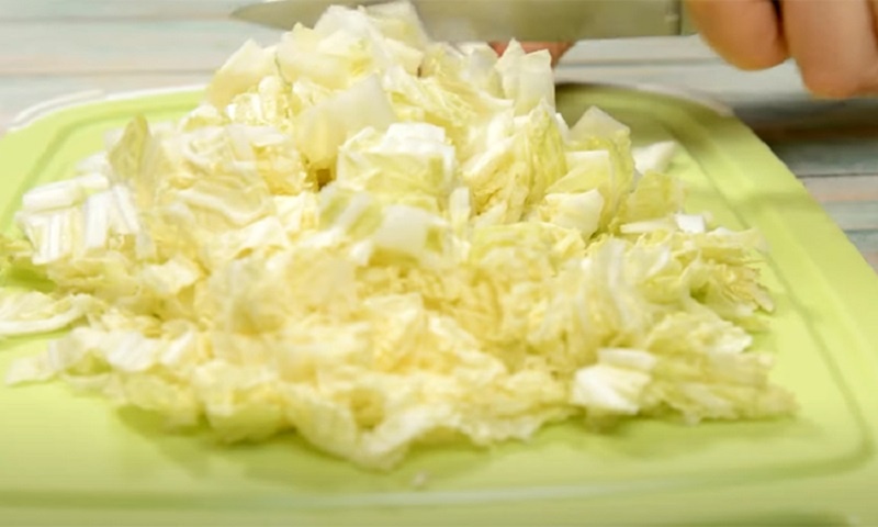 Быстрый летний салат с горошком и крабовыми палочками, который не надоедает  