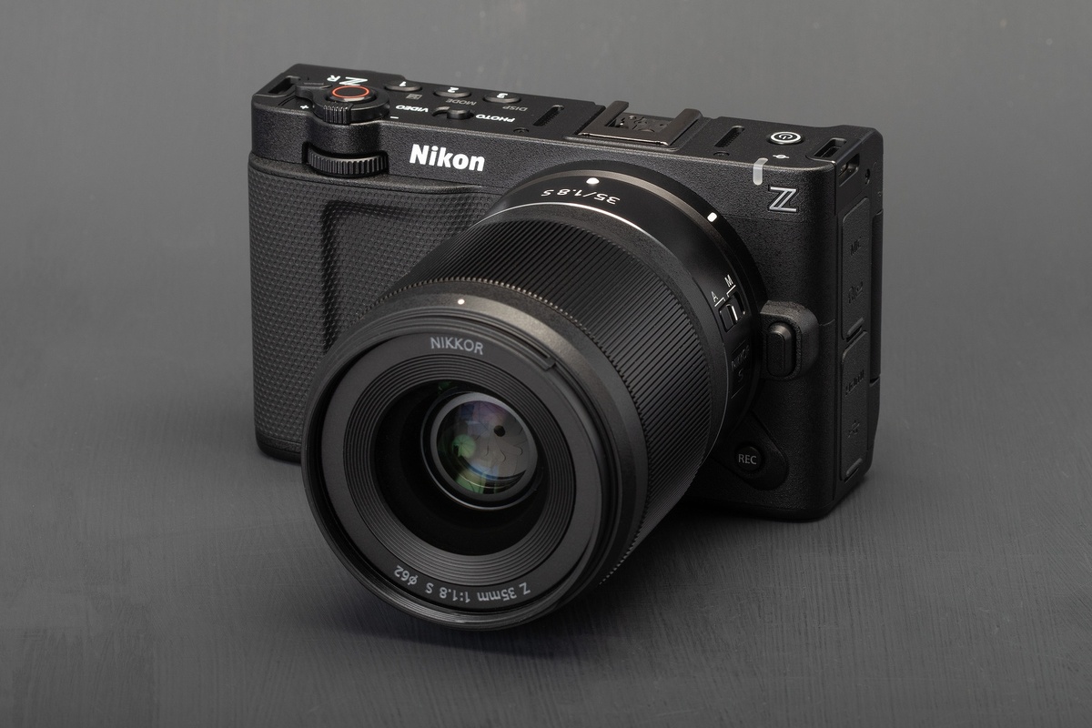    Nikon ZR выглядит, как ещё одна стандартная беззеркалка. Но в этом корпусе прячется больше, чем кажется / Фото: dpreview.com