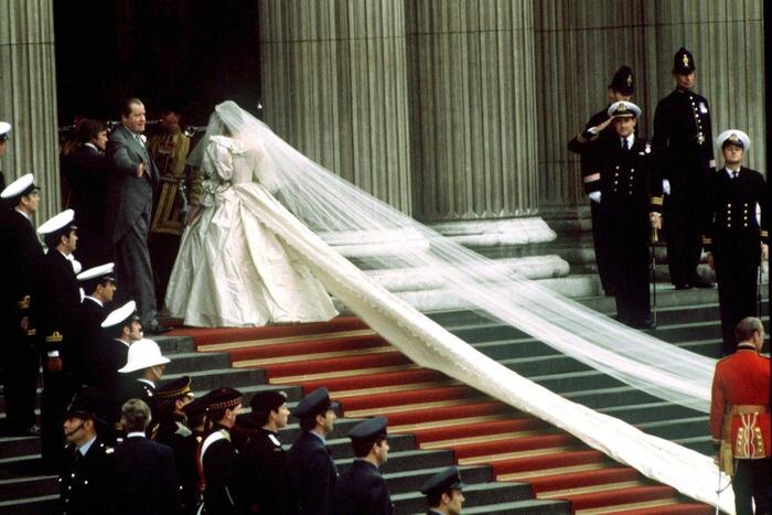 Принцесса Диана в свадебном платье, 1981 год: легендарный наряд из шёлковой тафты с рекордным шлейфом. Фото © Getty Images / Jayne Fincher / Princess Diana Archive