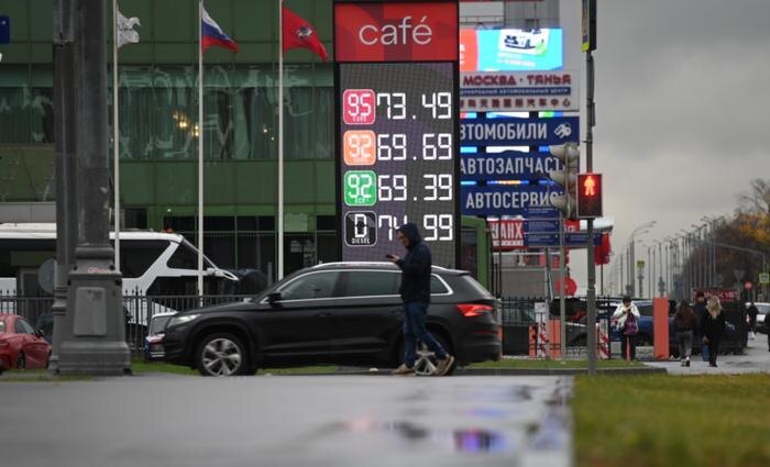 Автомобильная заправка в России. Обложка © Life.ru