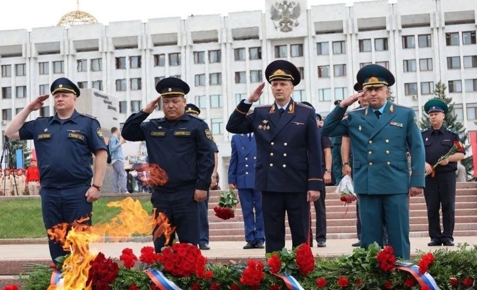    Участники мероприятия возложили цветы к Вечному огню ГУ МВД России по Самарской области
