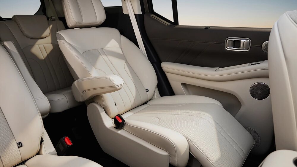 На официальных изображениях показали интерьер шестиместного Haval H10, однако кроссовер также будет доступен в пятиместной версии. 