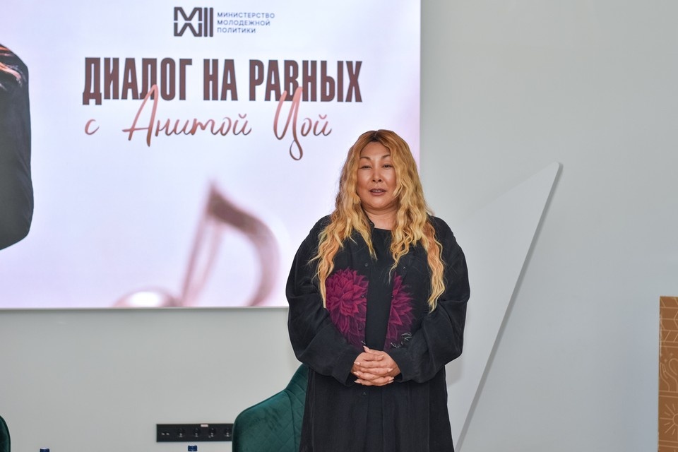    Анита Цой приехала в Донецк с гуманитарной миссией. Фото: Минмолполитики ДНР