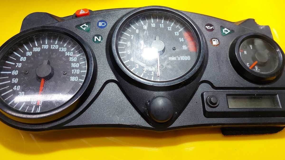 Внешний вид приборной панели Honda CBR 600 F4.