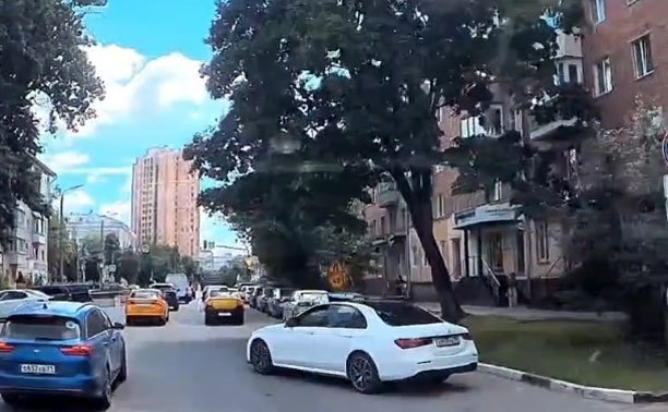 В Туле водитель белого Mercedes не стал переживать из-за разметки
