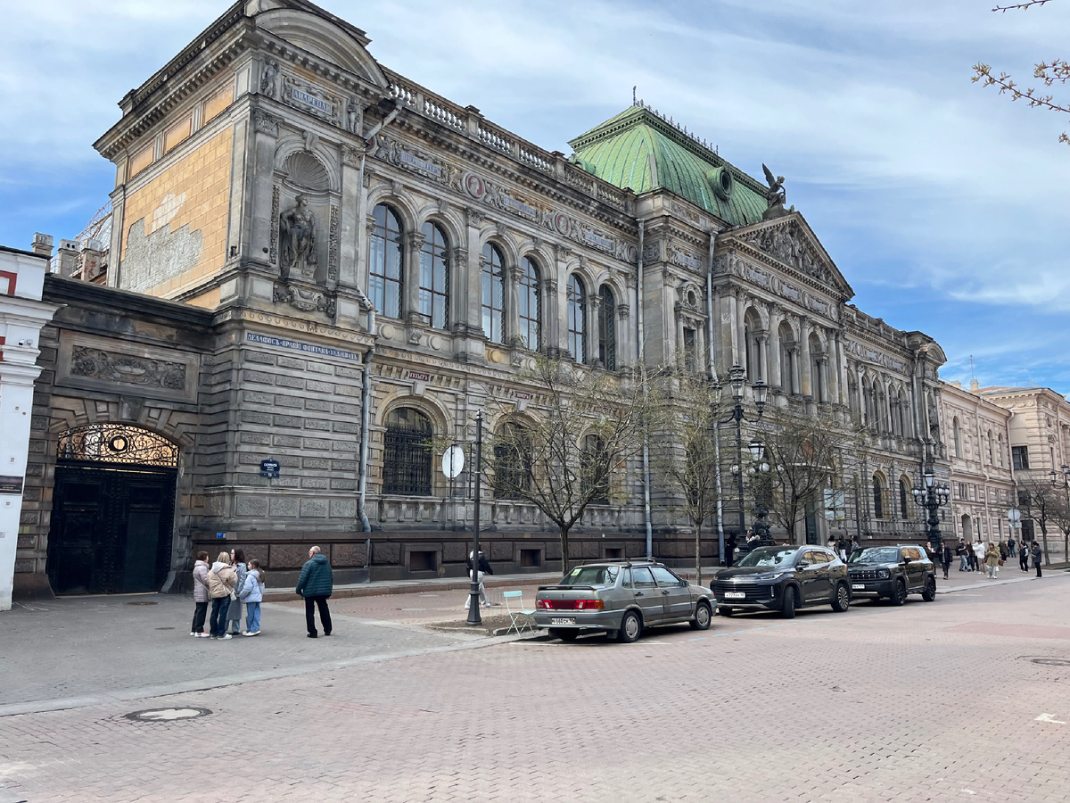 Академия, кстати, выглядит потрясающе