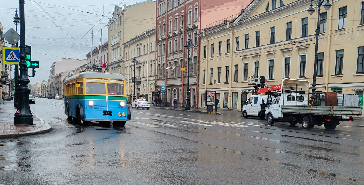 1-ая и Кадетская линии, троллейбус ЯТБ-1