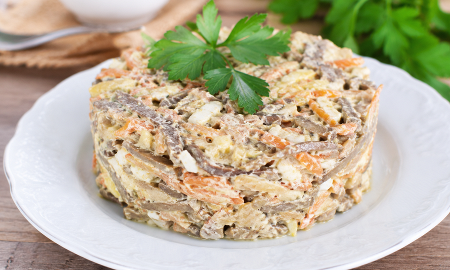 Салат с печенью классический с яйцом — нежный, сытный и очень вкусный рецепт