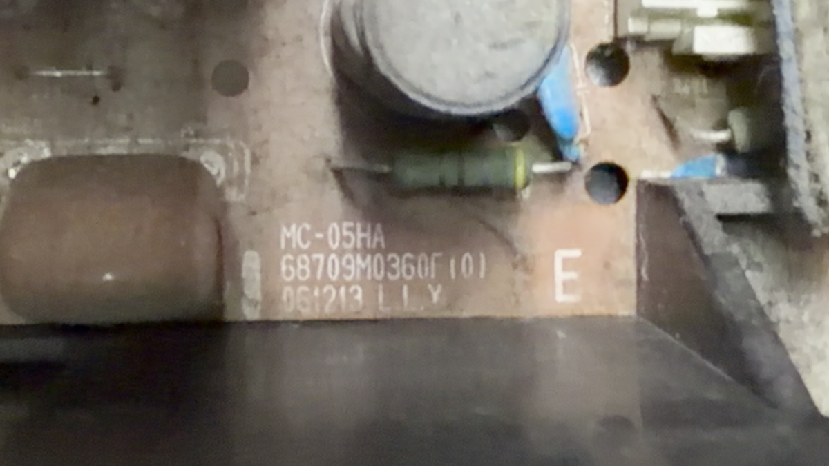 Надпись шасси MC-05HA на плате