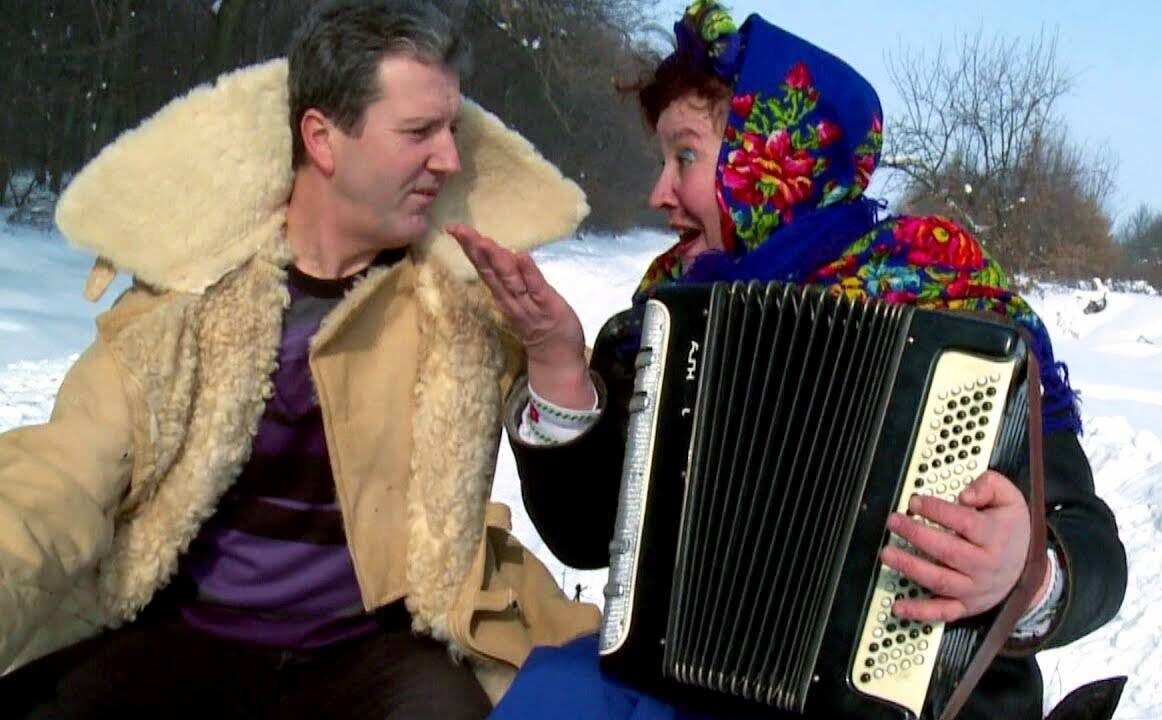    Николай Янченко и Наталья Фалион в клипе "Кума-зима"Кадр из видео