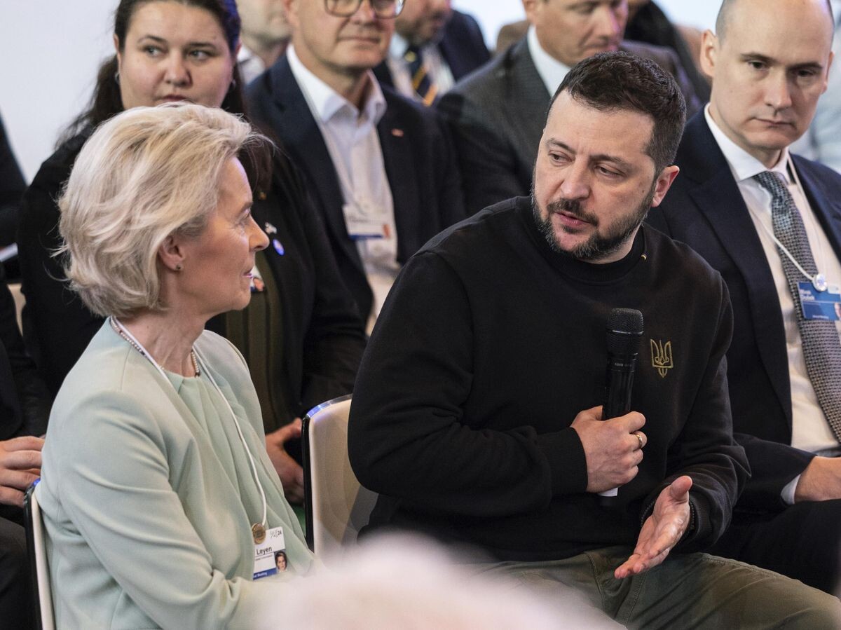    Глава Еврокомиссии Урсула фон дер Ляйен и президент Украины Владимир Зеленский во время встречи на полях Всемирного экономического форума в Давосе | © AP Photo / Hannes P Albert