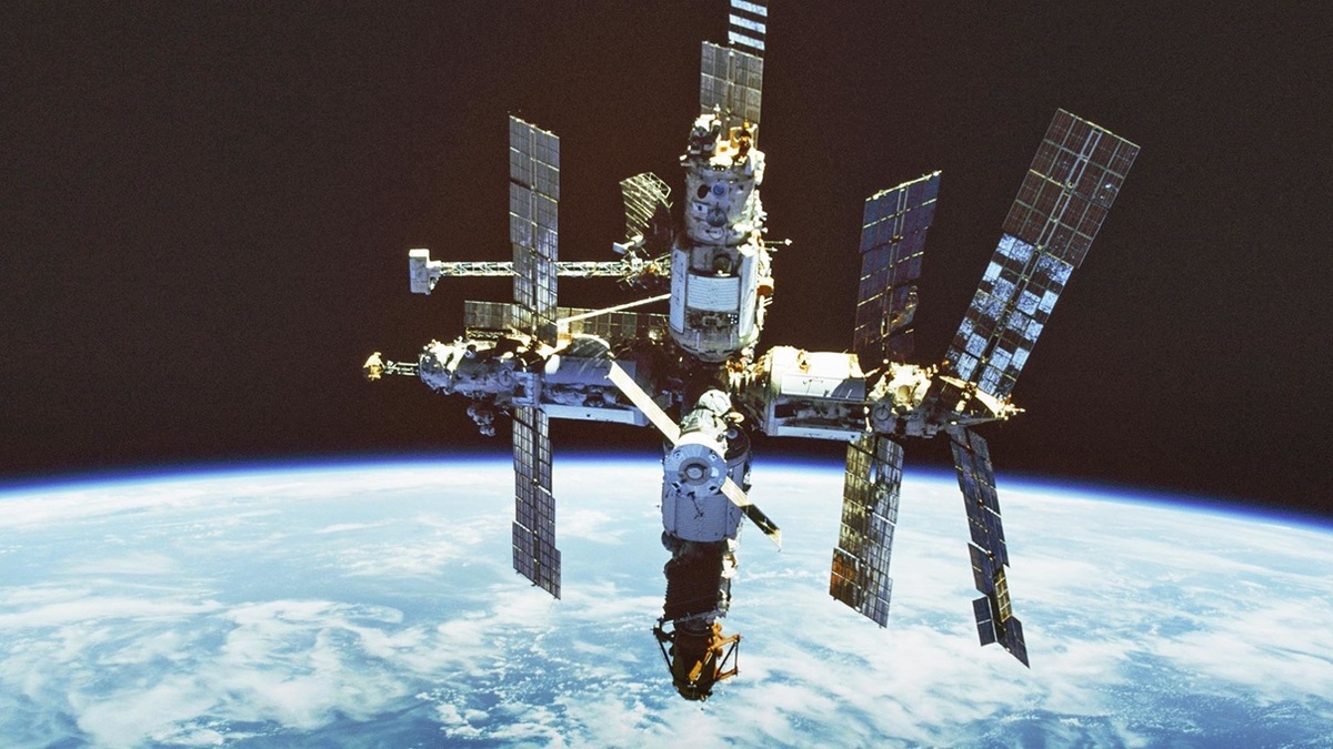 Космическая станция «Мир». Источник фото: https://mf.b37mrtl.ru/rbthmedia/images/2021.03/original/6059fc4b15e9f9749766496e.jpg