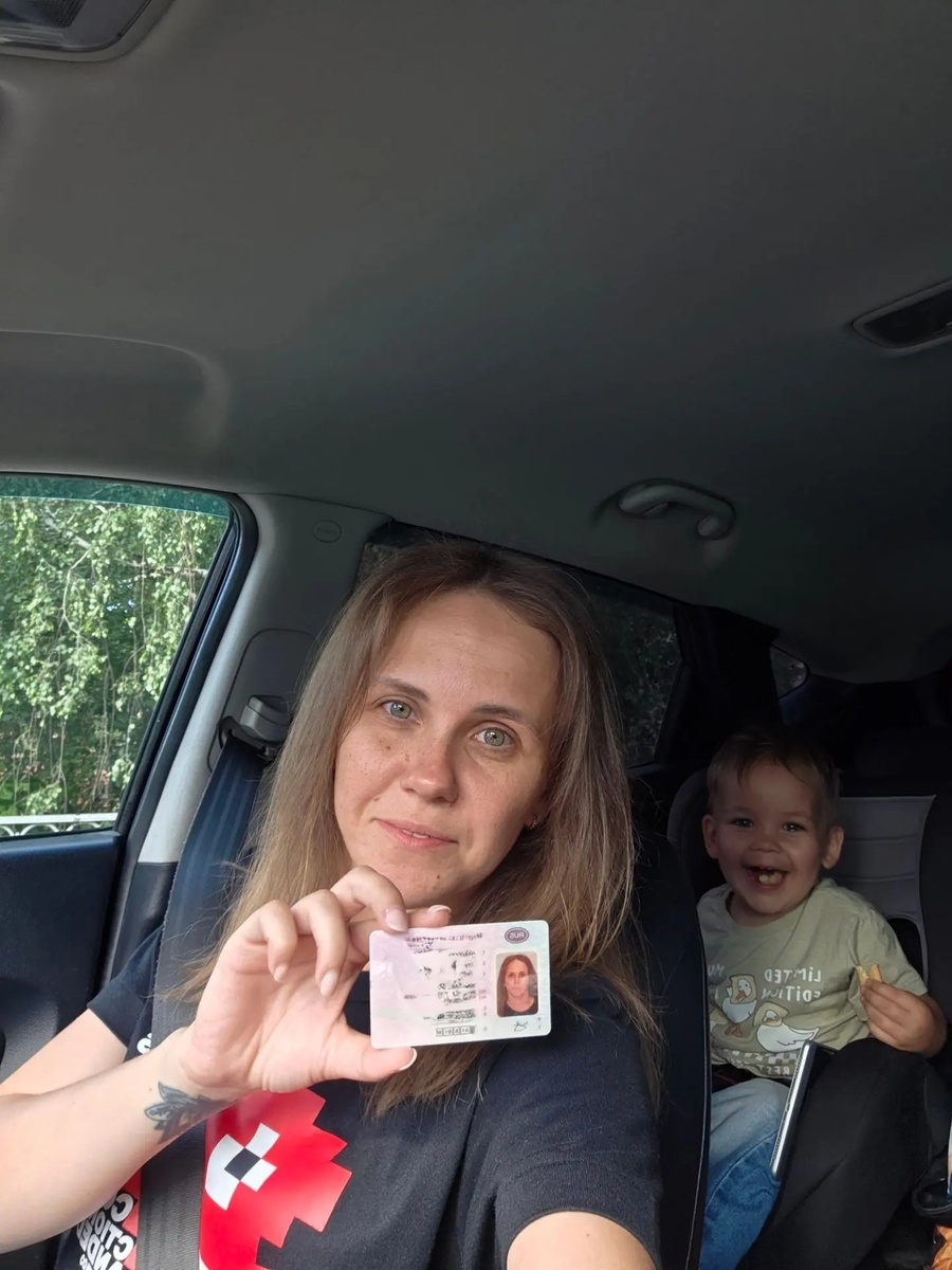 Алёна: Ну и мы тоже счастливы😁  парень очень терпеливо ждал💪 ну и конечно же спасибо Танечке, что посидела с ним спящим в машине, пока я бегала записываться в живую очередь❤