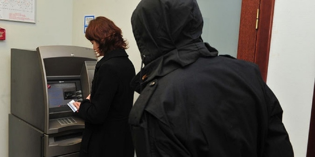 Мошенники снова дежурят у банкоматов в городах России. Что может произойти, пока вы снимаете наличные, а он - за спиной