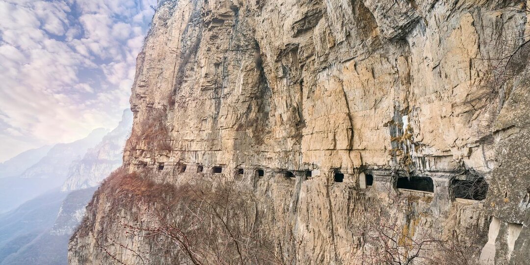 Когда я увидел эту дорогу, подумал — фотошоп. Но люди ездят по ней каждый день