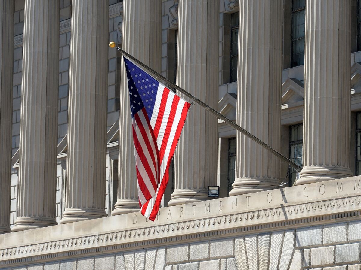    Государственный флаг США на здании министерства торговли в Вашингтоне© РИА Новости . Наталья Селиверстова