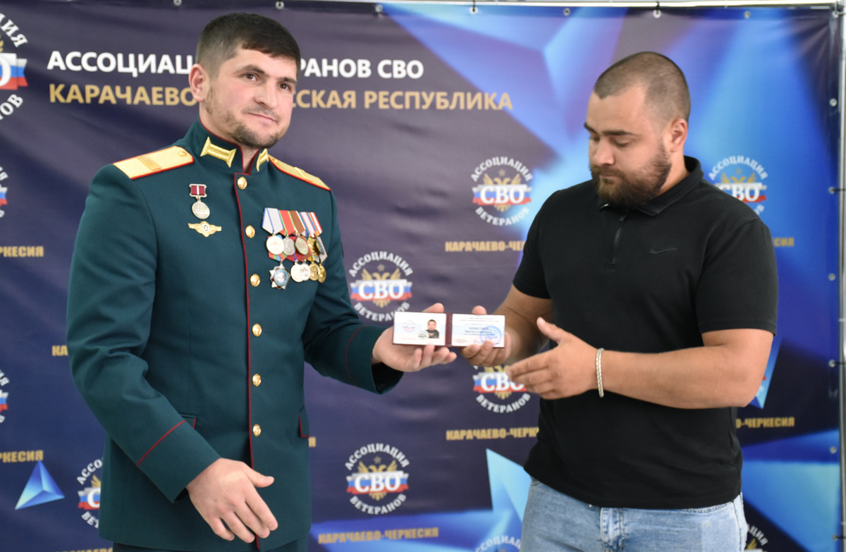 Момент вручения удостоверений новым членам регионального отделения Ассоциации ветеранов СВО. Фото автора.