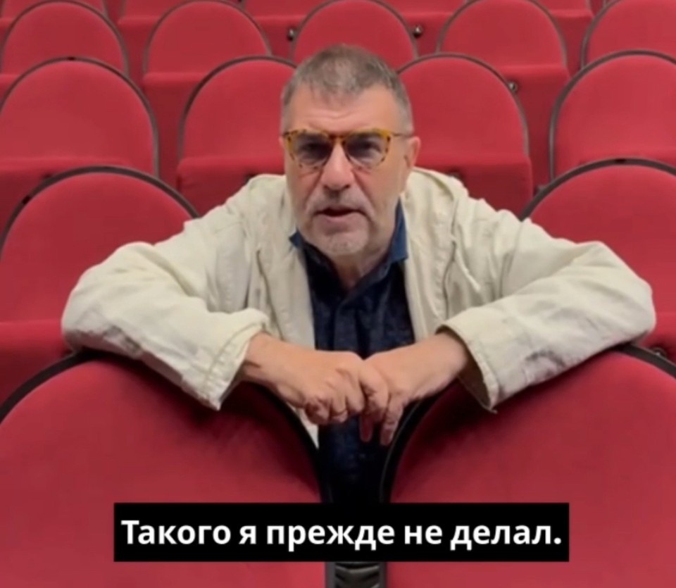   Евгений Гришковец. Кадр видеозаписи из телеграм-канала драматурга.