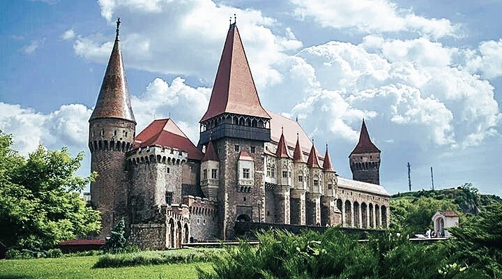 Расположенный в городе Хунедоара на юге Трансильвании, средневековый замок Корвинов (известный также как Хуньяди, Вайдахуньяд или замок Хунедоара) возвышается на скалистом берегу реки Злаште. Эта крепость служила родовым гнездом для могущественного венгерского феодального рода Хуньяди.