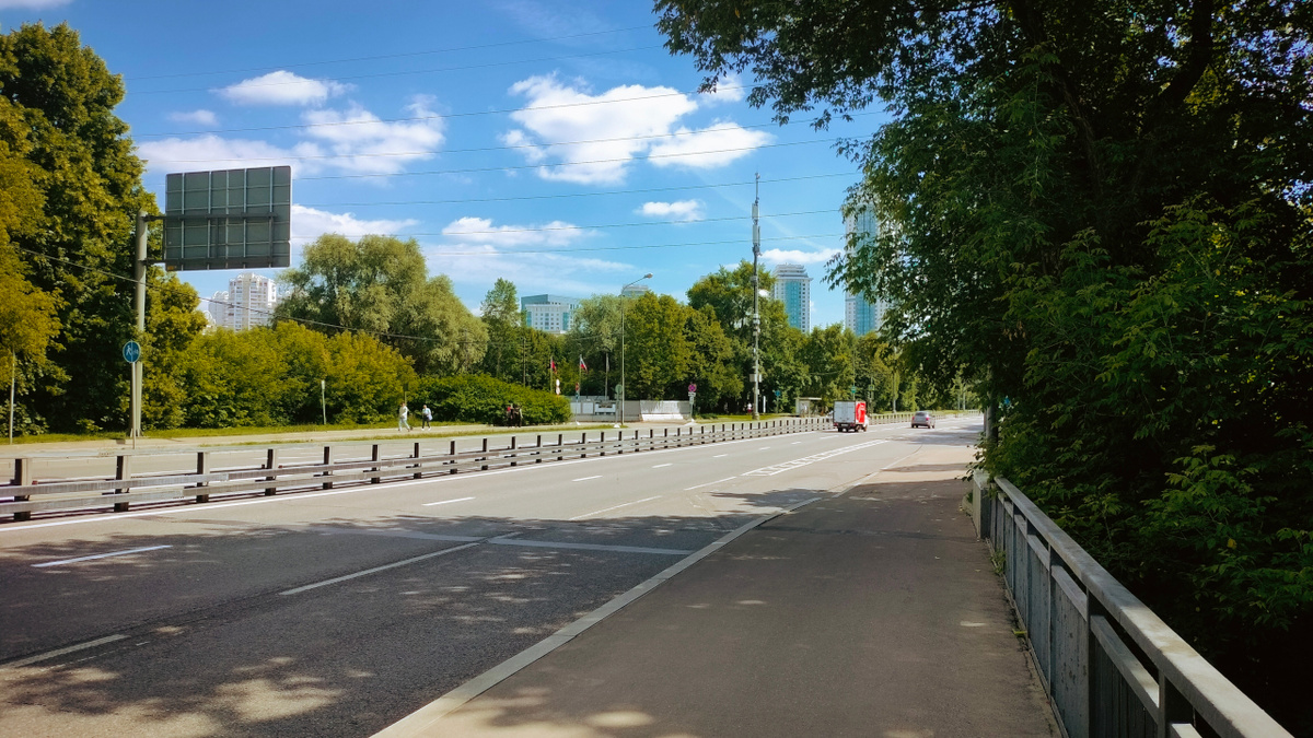 Новорублёвский мост, с левой стороны виднеется вело - пешеходная дорожка, та самая аллея между забором и лесном