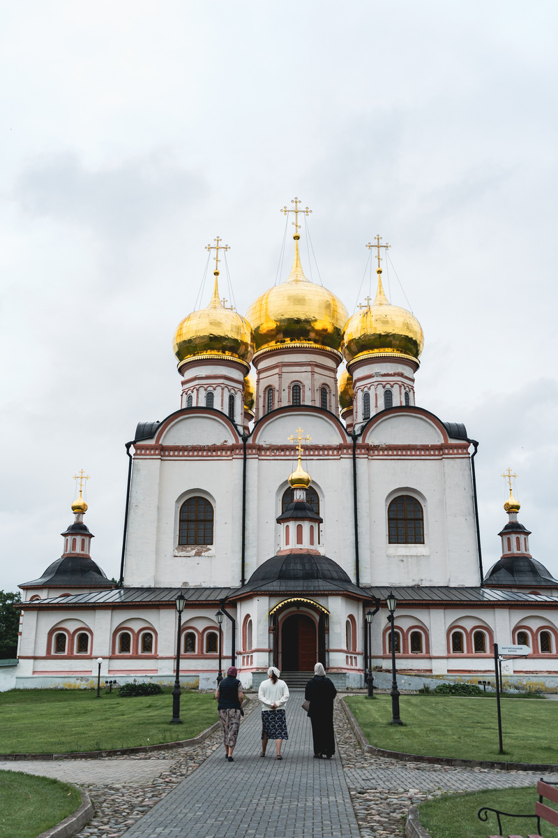 Люди собираются на вечернюю службу в собор