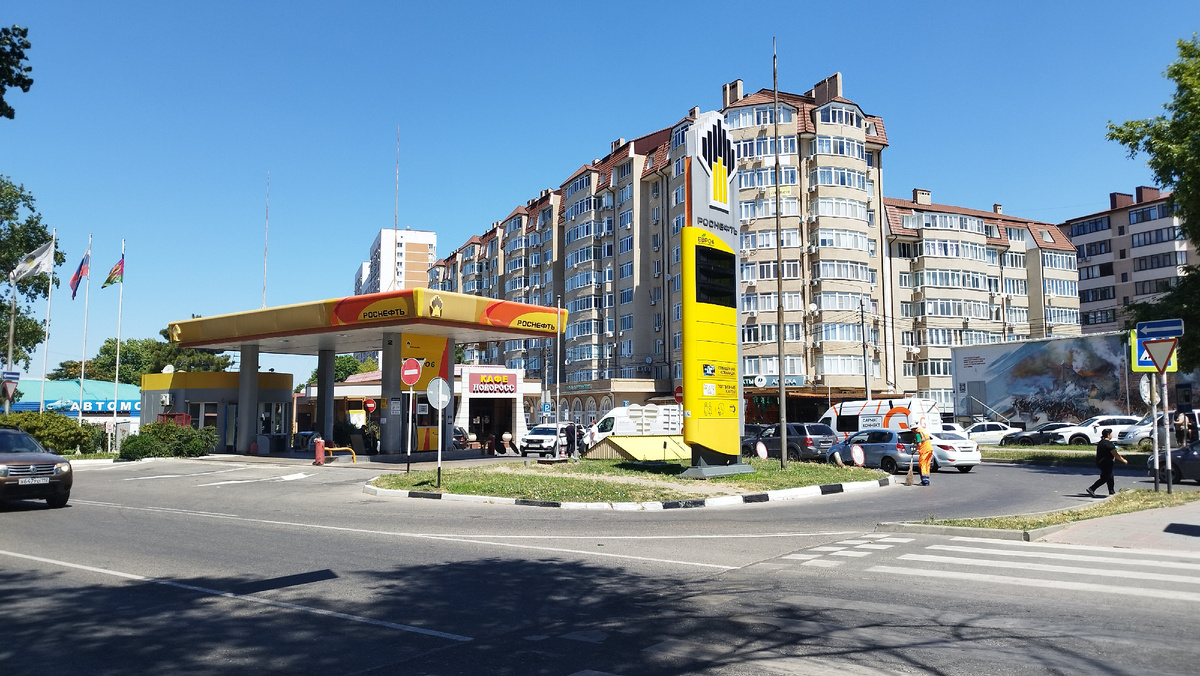 АЗС Роснефть на углу Владимирской 