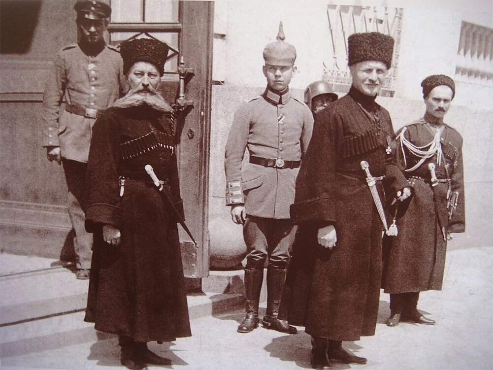    Павел Скоропадский (на переднем плане справа) и немцы. 1918 год Фото: ru.wikipedia.org/