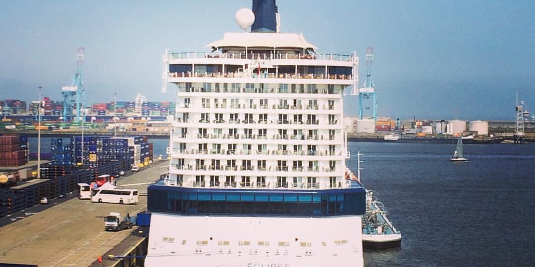 Celebrity Eclipse — премиальный круизный лайнер, смотрится как многоэтажное здание с балконами, стульями, столами