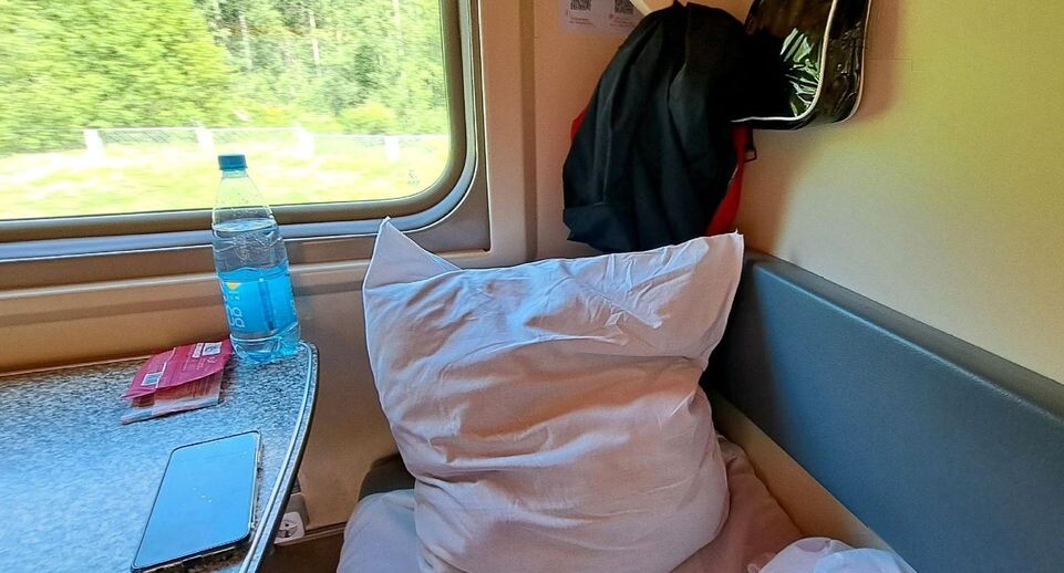 Можно ли сидеть на нижней полке всю дорогу: когда верхний пассажир имеет право спуститься
