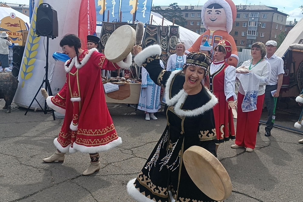    В Улан-Удэ на площадке вблизи Физкультурно-оздоровительного комплекса в рамках фестиваля "Алтаргана" открылся юрточный городок / Сергей Набивачев/РГ
