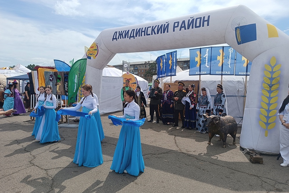    Каждый район старался представить себя на "Алтаргане" во всей красе. / Фото: Сергей Набивачев/"РГ"