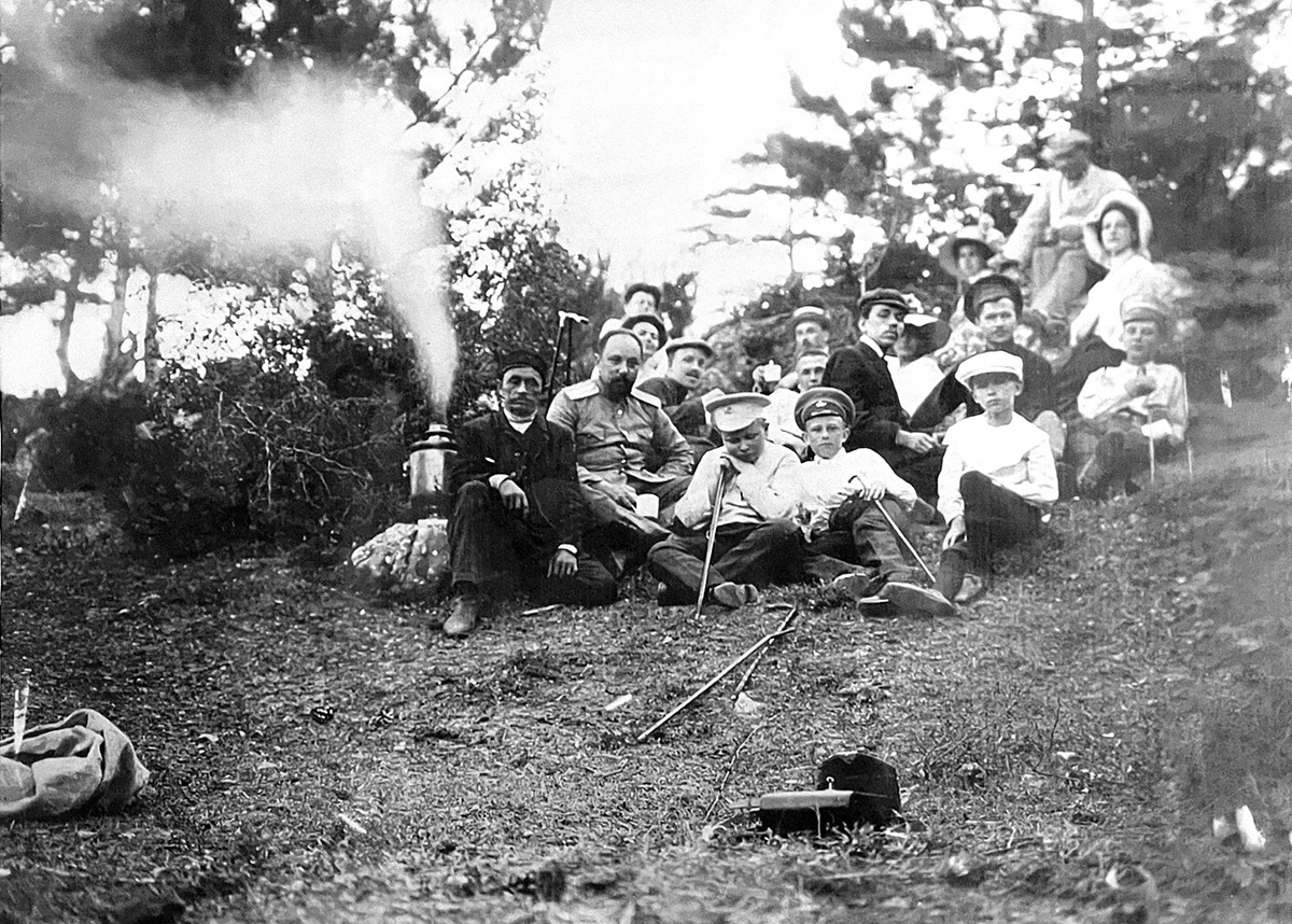    Пикник у источника Хаста-Ага. Окрестности Алупки. 1911 год. /Эльмира Аширова