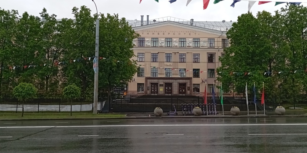 Цветочное царство появилось перед зданием учебного заведения в Карелии