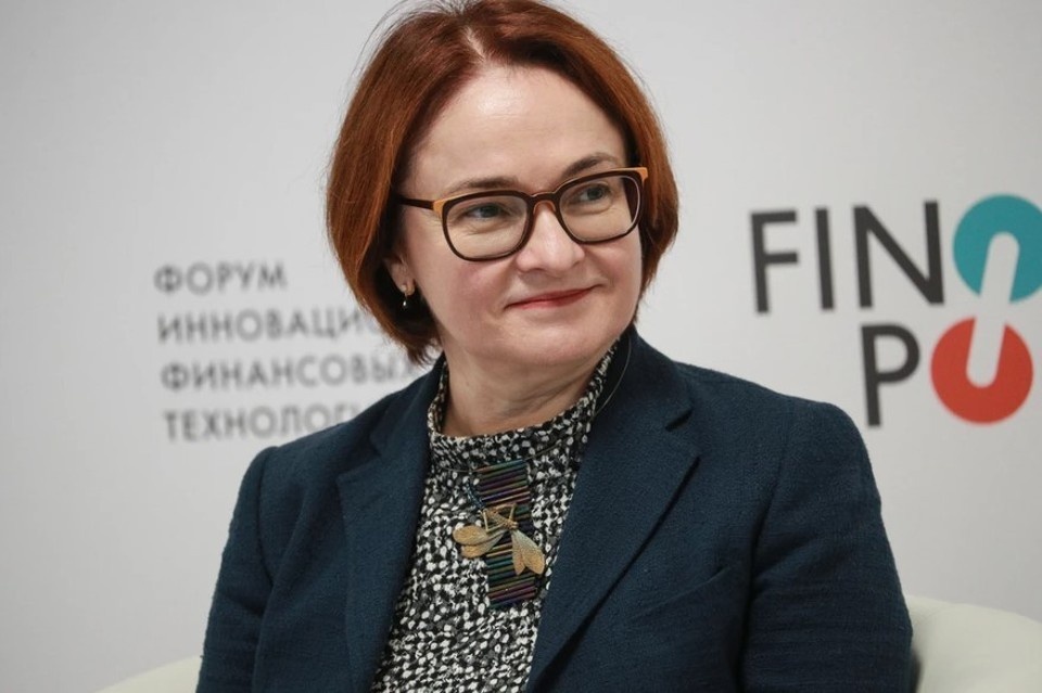    Набиуллина: Центробанк не обсуждает ситуацию с ценами на бензин в России REUTERS