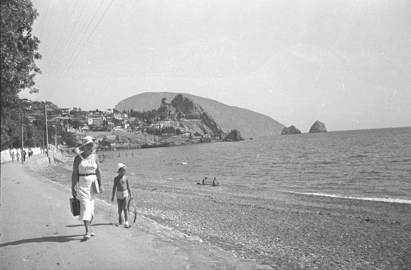 Женщина с девочкой на берегу моря. Гурфуз, Крымская АССР. Фото Владислава Микоша