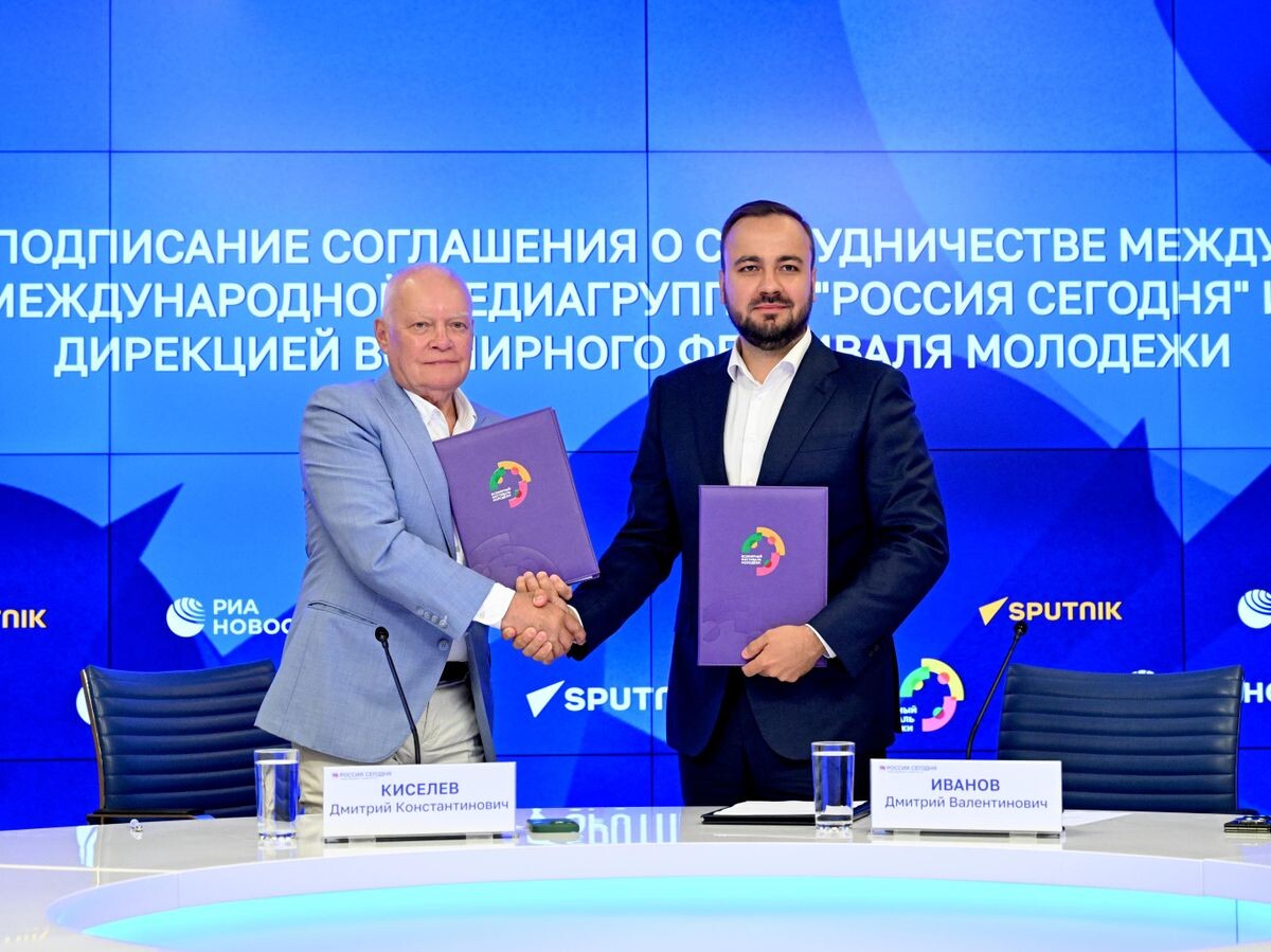    Генеральный директор Международной медиагруппы "Россия сегодня" Дмитрий Киселев и генеральный директор АНО "Дирекция Всемирного фестиваля молодежи" Дмитрий Иванов на церемонии подписания соглашения о сотрудничестве | © РИА Новости / Пелагия Тихонова