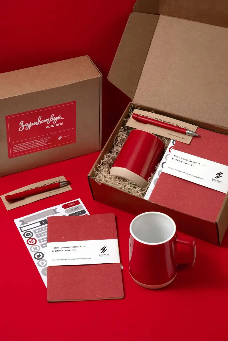 Подарочный набор welcome-box для сотрудников "Для ярких".
Состав:
Крафтовая коробка с наклейкой (брендируется) , Кружка. 380 мл , Блокнот с тонкой обложкой в манжете (брендируется) , Ручка на подложке (брендируется ручка) , Стикерпак для оформления блокнота , Бумажный наполнитель