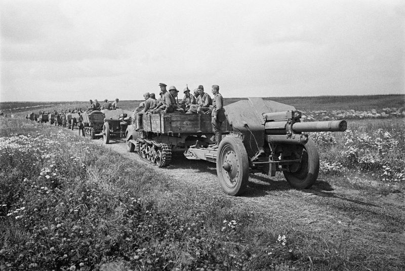 Батарею М-30 буксируют трофейные тягачи Maultier